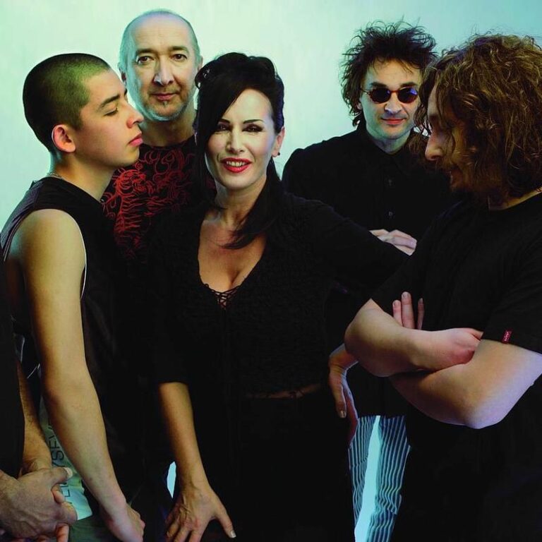 Maanam i jego 10 niezapomnianych hitów – muzyczna podróż przez kultowe przeboje zespołu