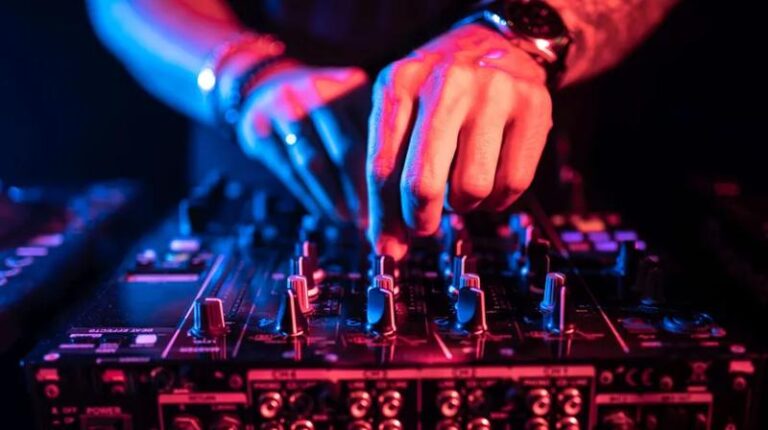 Muzyczna rewolucja: od pionierów do współczesnych gwiazd w ewolucji muzyki elektronicznej