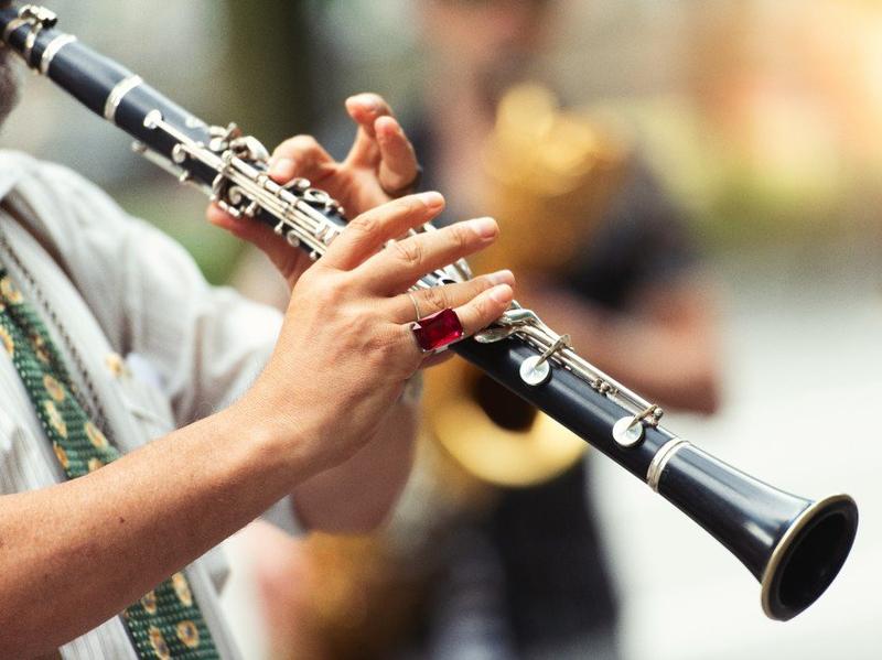 Odkryj tajniki gry na klarnecie – co powinieneś wiedzieć o tym niezwykłym instrumencie?
