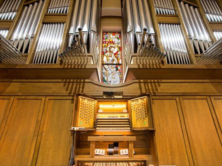 Odkryj tajniki gry na organach kościelnych: Praktyczne podstawy i wskazówki dla początkujących