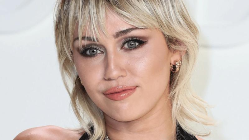 Miley Cyrus: Jak młoda gwiazda zdobyła sławę i kiedy zaczęła swoją karierę?