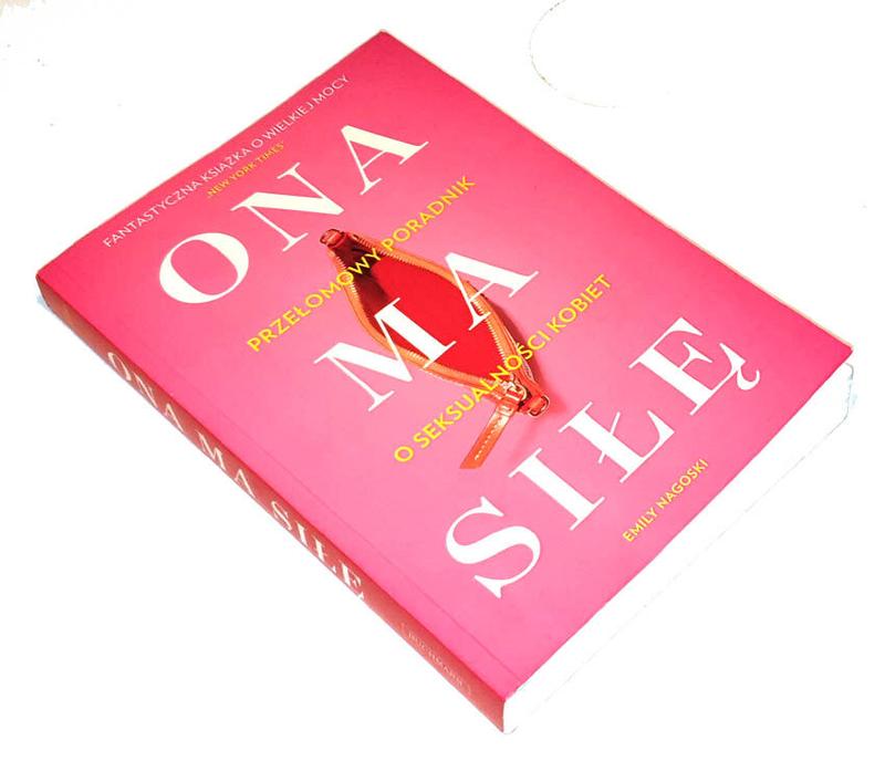 Odkryj siłę kobiecości: głębsze znaczenie tekstu piosenki „Ona ma siłę”