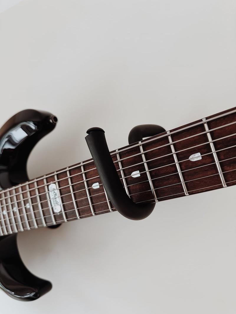 Przewodnik zakupowy wieszak na gitarę 2026