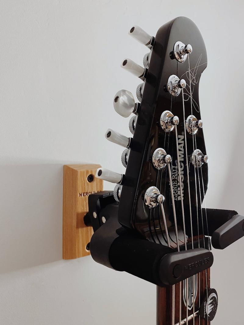 Wieszak na gitarę na ścianę