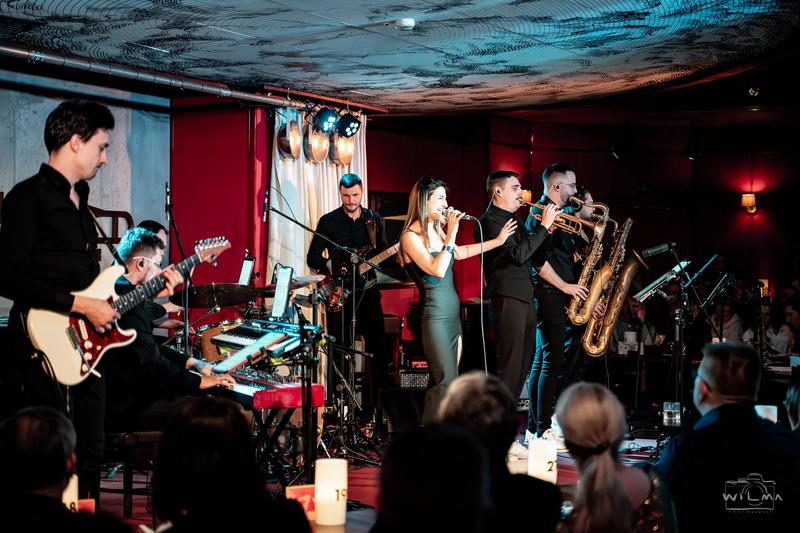 Odkryj harmonię w muzyce i jej wpływ na głębię oraz emocje kompozycji