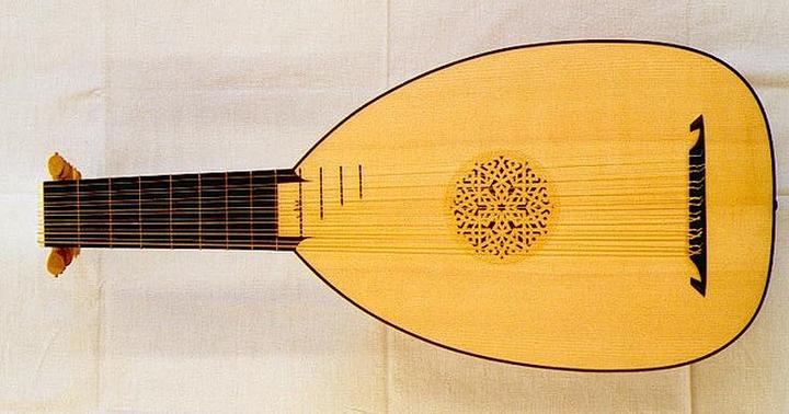 Odkryj magię muzyki na instrumentach podobnych do lutni