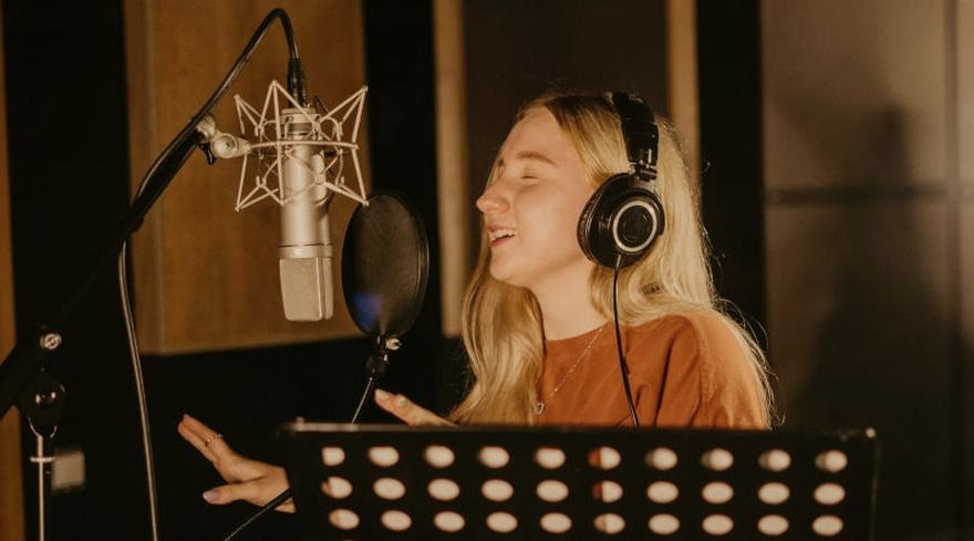 Śpiew w muzyce: Kluczowe podstawy, techniki oraz różnorodność głosów wokalnych