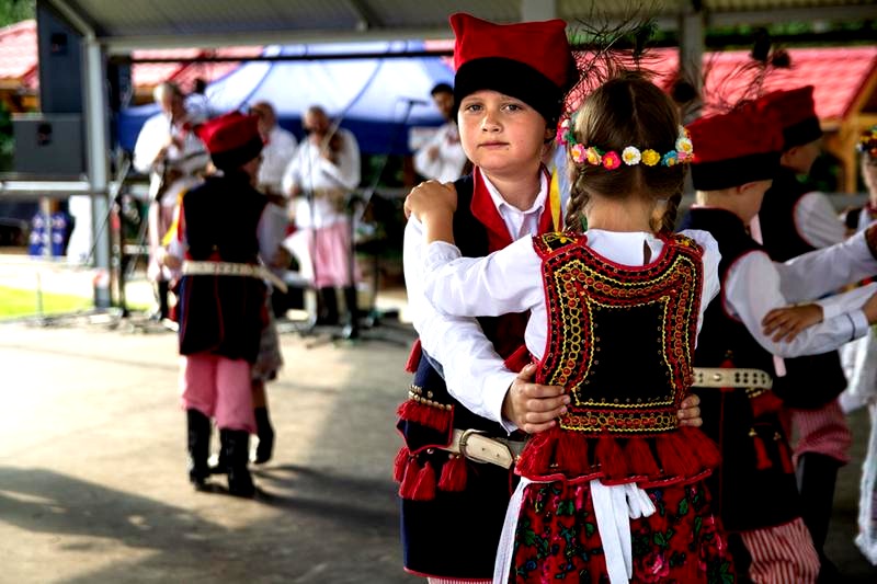 Krakowiaczek jeden — tekst piosenki i tajemnica „koników siedem”