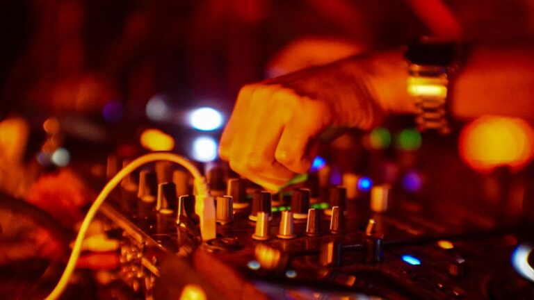Klubowe brzmienie w Twoich rękach. Wybierz Denon DJ i daj się ponieść muzycznej pasji
