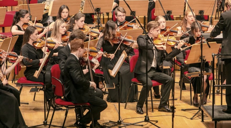 Terminy muzyczne – słownik pojęć, który ułatwia rozumienie muzyki