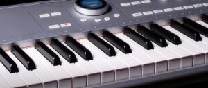 Keyboardy a sceniczna ekspresja – funkcje i kontrolery w grze na żywo
